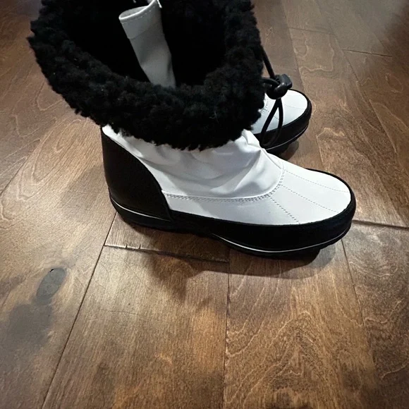 TOTES White and Black Winter Boots - Picture 4 of 8